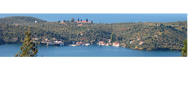 Der wohl wichtigste Ort der Insel ist der Hafen Agios Giannis im Süden. Hier landet man auch an, wenn man den Golf auf dem Landweg umrundet und vom nahen Festland aus übersetzt.￼
Die Infrastruktur beschränkt sich auf ein Hotel, zwei Tavernen und einen Supermarkt. Neben dem Besucheransturm an den Sommerwochenenden herrscht auf der Platieia, dem Dorfplatz, besonders an den orthodoxen Feiertagen reger Betrieb. Ansonsten geht es eher beschaulich zu und die "Insulaner" sind weitestgehend unter sich.
